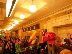 Пассажиркам на станции метро «Комсомольская» к 8 марта вручили тюльпаны