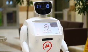 Робот, которого назвали Метроша, в качестве эксперимента приветствовал жителей Москвы на новогодние праздники. Фото: портал мэра и Правительства Москвы