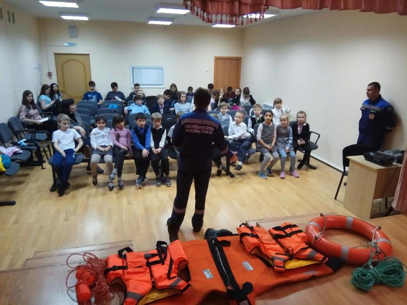 Спасатели Новой Москвы рассказали школьникам о безопасности на воде