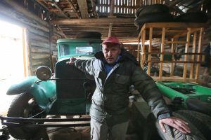 10 апреля 2017 года. Новофедоровское поселение. Александр Холодков с первым ретроавтомобилем своей коллекции. Фото: Виктор Хабаров