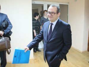 26 апреля 2017 года. Новофедоровское. Префект ТиНАО Дмитрий Набокин готов ответить на вопросы жителей. Фото: Виктор Хабаров