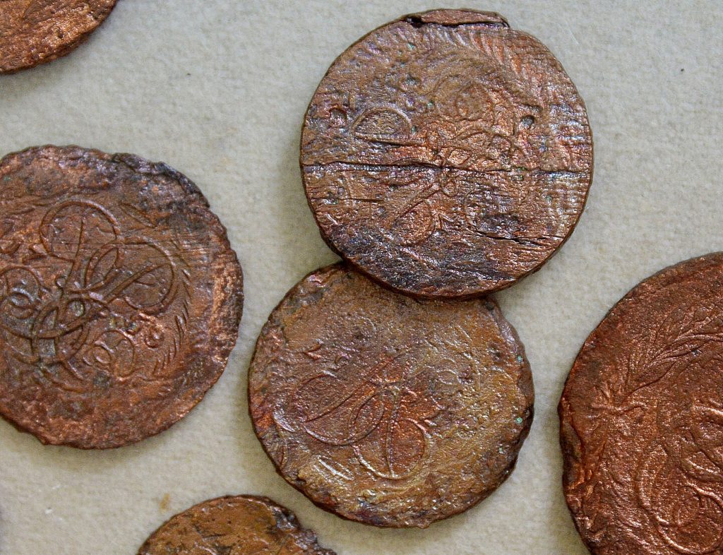 В центре Москвы нашли клад из старинных монет и 500-летние надгробия