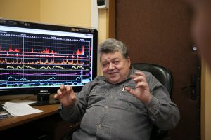 3 апреля 2017 года, Троицк. Руководитель Центра Сергей Гайдаш объясняет, как солнце влияет на наше самочувствие. Фото: Виктор Хабаров