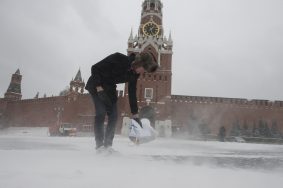 Сотрудники МЧС объявили штормовое предупреждение. Фото: "Вечерняя Москва"