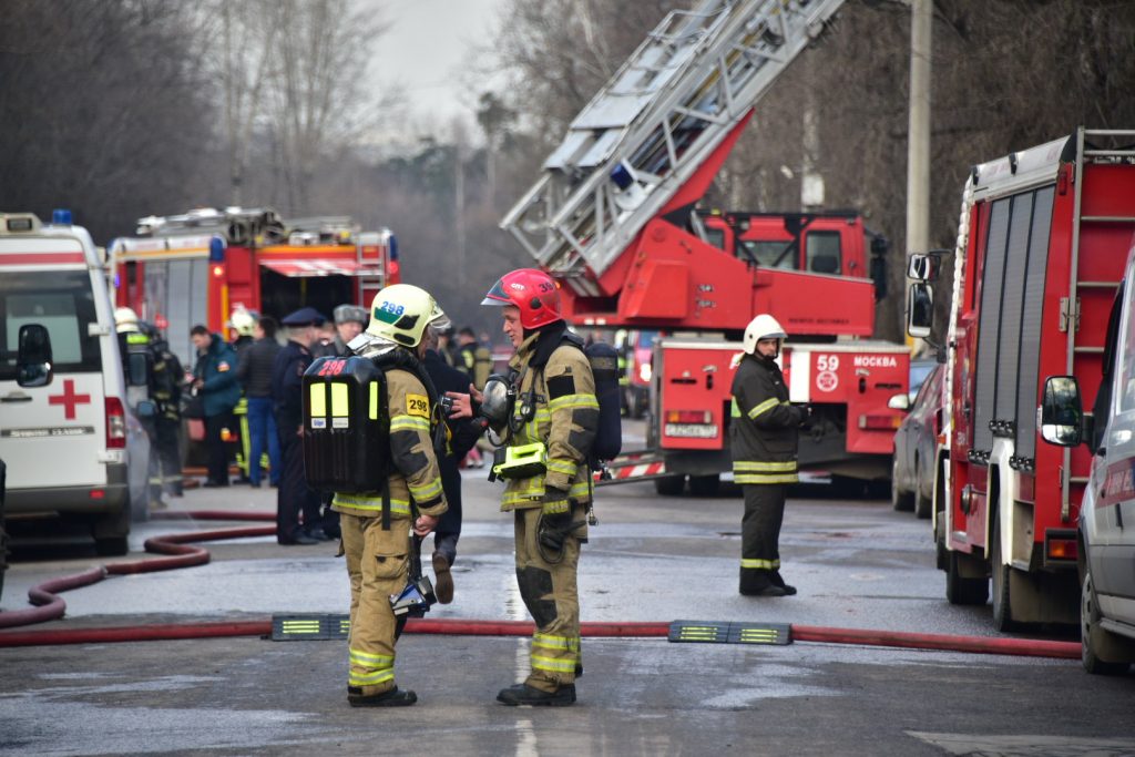 Три машины сгорели на улице 800-летия Москвы. Фото: "Вечерняя Москва"
