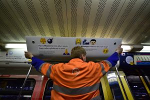 Московское метро обновит наклейки на электронных табло в вагонах