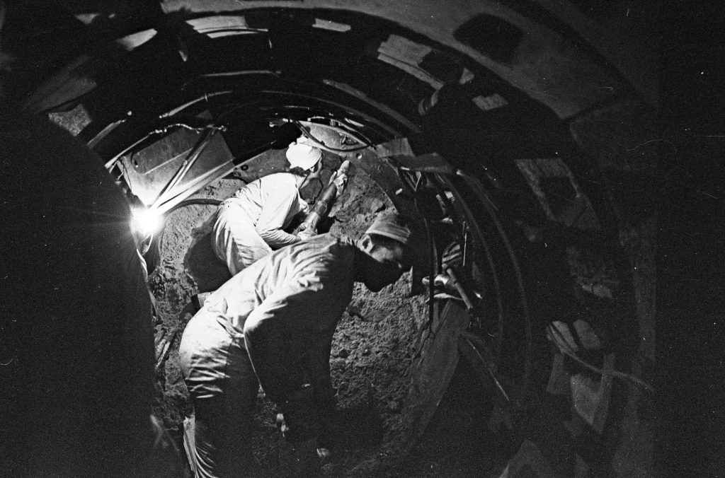 Уникальный кадр: идет работа по проходке штрека под нижней плитой реактора и строительству системы аварийного охлаждения. Фото: Виктор Хабаров