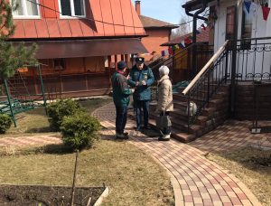 Особое внимание сотрудники МЧС уделяли размещению и обновлению наглядной агитации на информационных стендах поселений. Фото: пресс-служба Управления МЧС по ТиНАО