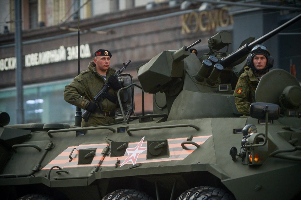 По центральным улицам проедет военная техника. . Фото: Александр Казаков