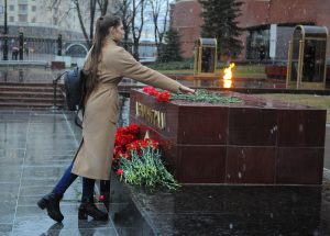 В день трагедии москвичи несли цветы на Аллею городов-героев. Фото: Александр Кожохин