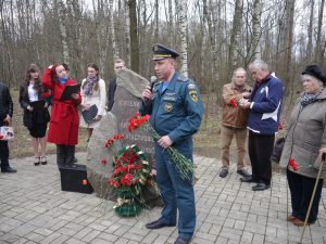 Михаил Баталов выступил с речью на митинге-реквиеме. Фото: пресс-служба Управления МЧС по ТиНАО