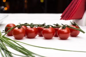 Рассада томатов будет крепкой и здоровой, если ее выращивать на солнечной стороне. Фото: pixabay.com