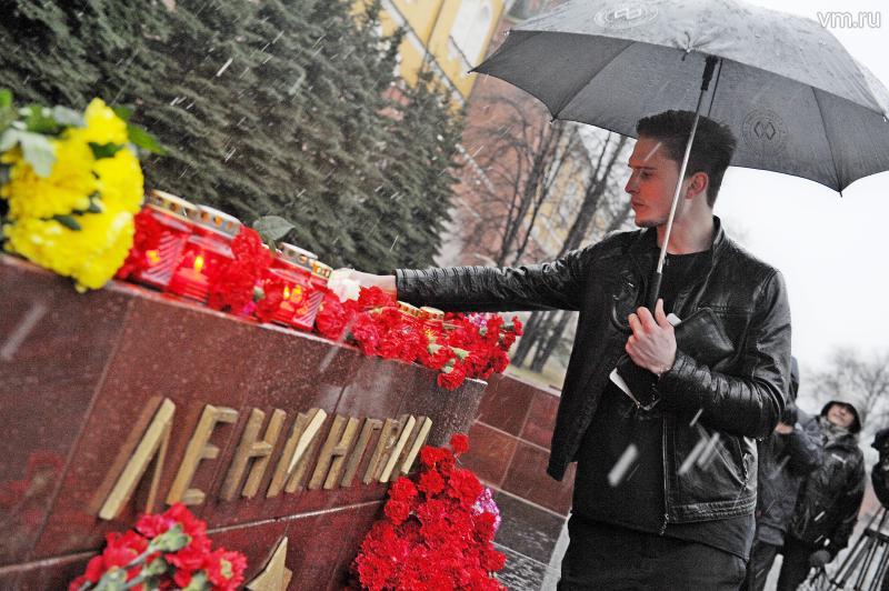 Москвичи приносят свечи и гвоздики к представительству Правительства Санкт-Петербурга