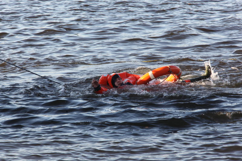 В Москве спасатели вытащили мужчину из реки