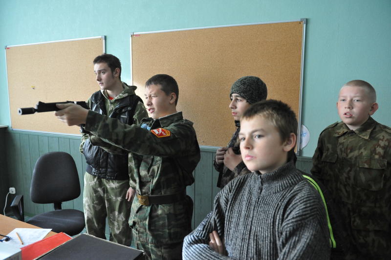 Школьников научат играть в военно-спортивные игры и стрелять из пневматического оружия. Фото: архив, "Вечерняя Москвы"