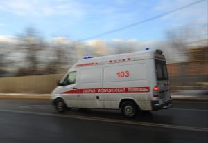 Сейчас пострадавших осматривают медики скорой помощи. Фото: Александр Кожохин