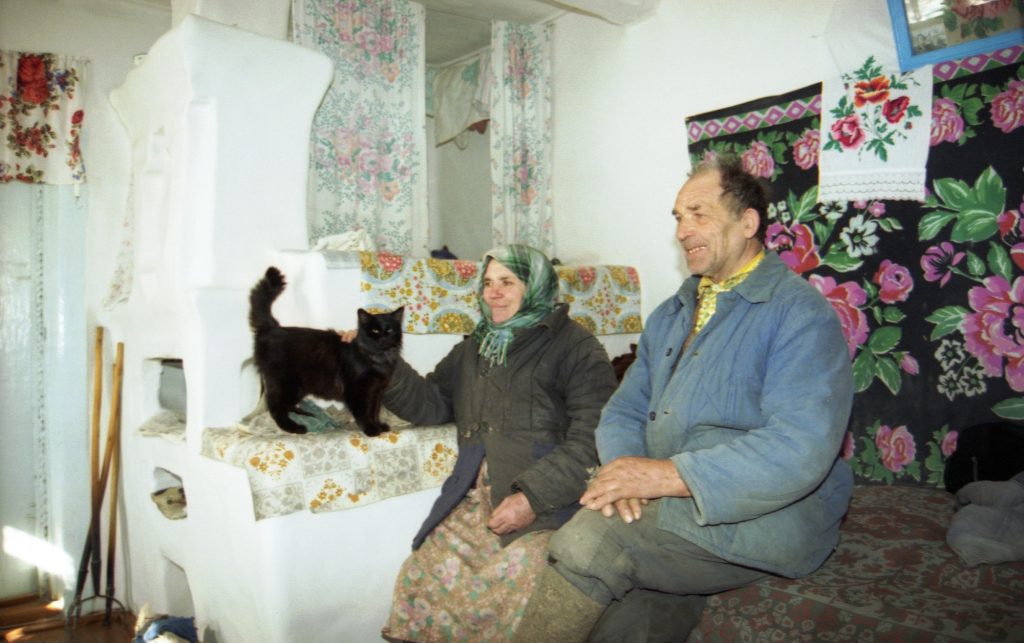 Семейная пара из деревни Ильинцы наотрез отказалась покидать родной дом. Фото: Владимир Смоляков