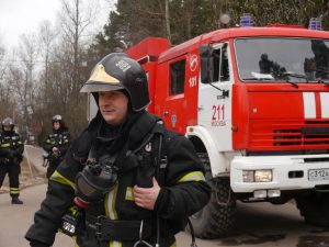 Все добровольные пожарные Москвы проходят обязательную подготовку. Фото: архив, «Вечерняя Москва»