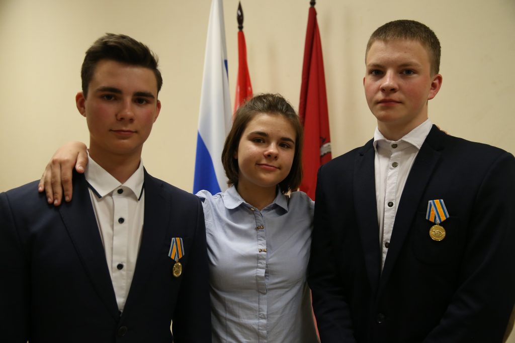 За спасение тонущей девочки в Новой Москве наградили двух юных героев