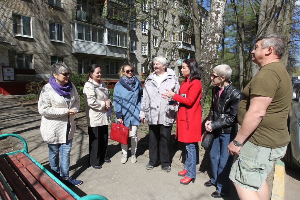 3 мая 2017 года. Мосрентген. Жители обсуждают новость о включении их домов в список для голосования. Фото: Владимир Смоляков