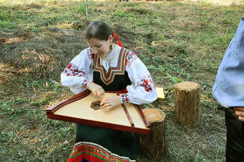 Народные песни под аккомпанемент гуслей прозвучат в Щербинке. Фото: Wikipedia, Владимир Лобачев