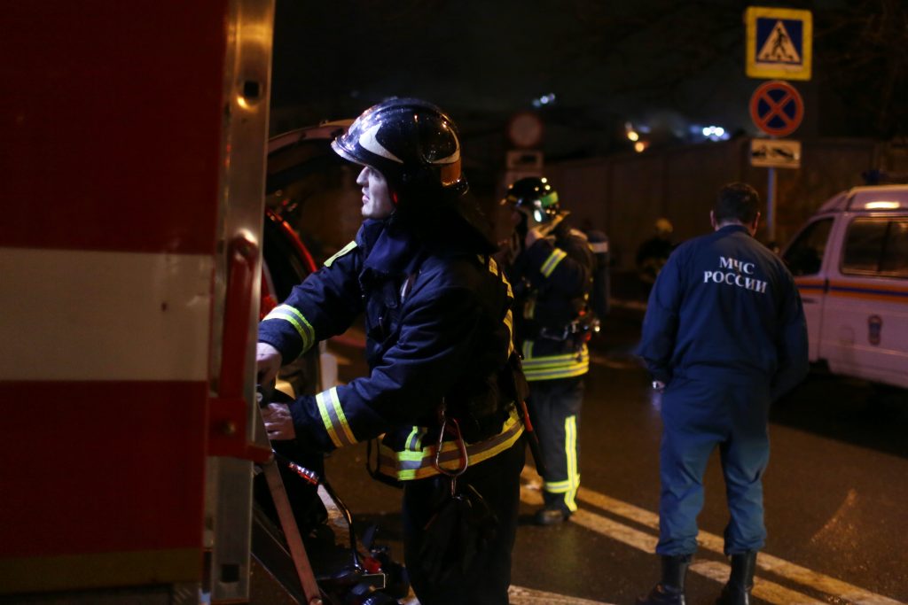 МЧС потушило пожар в Новой Москве, сгорело 28 машин