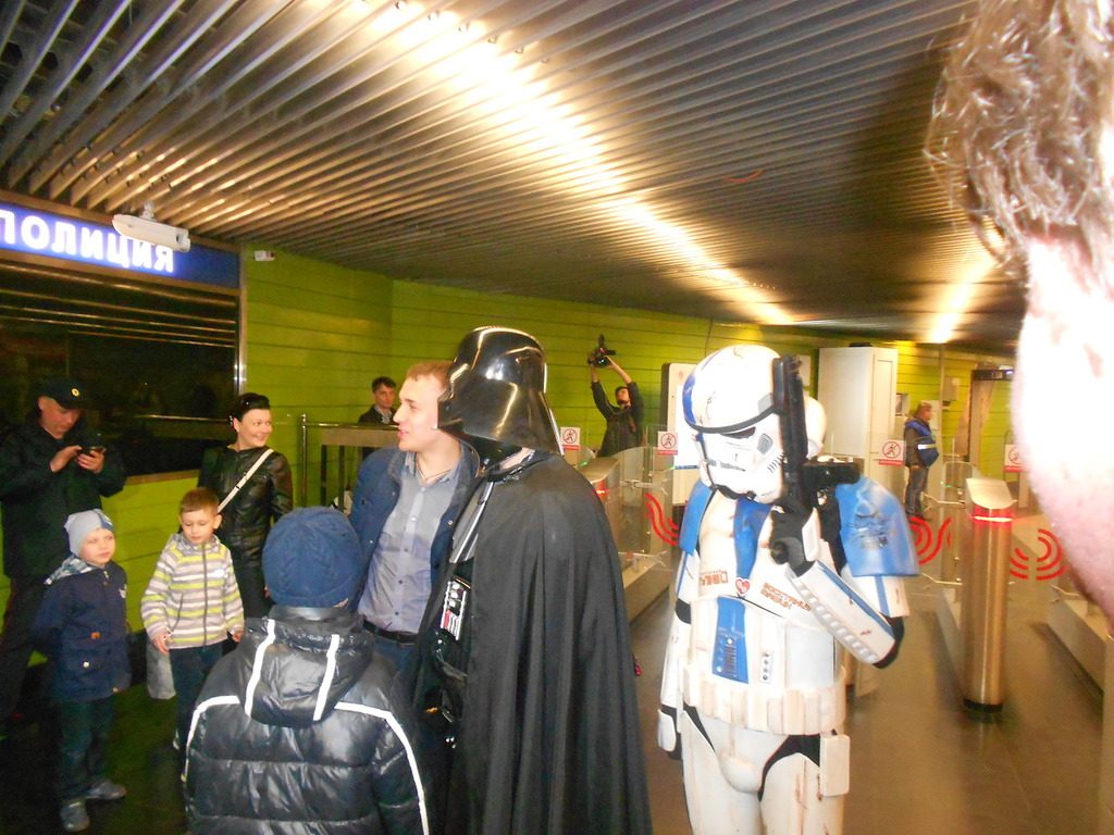 Персонажи фильма «Звездные войны» проехали в московском метро