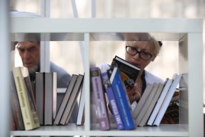 Любой желающий сможет не только взять понравившуюся книгу, но и самостоятельно пополнить фонды. Фото: архив, «Вечерняя Москва»