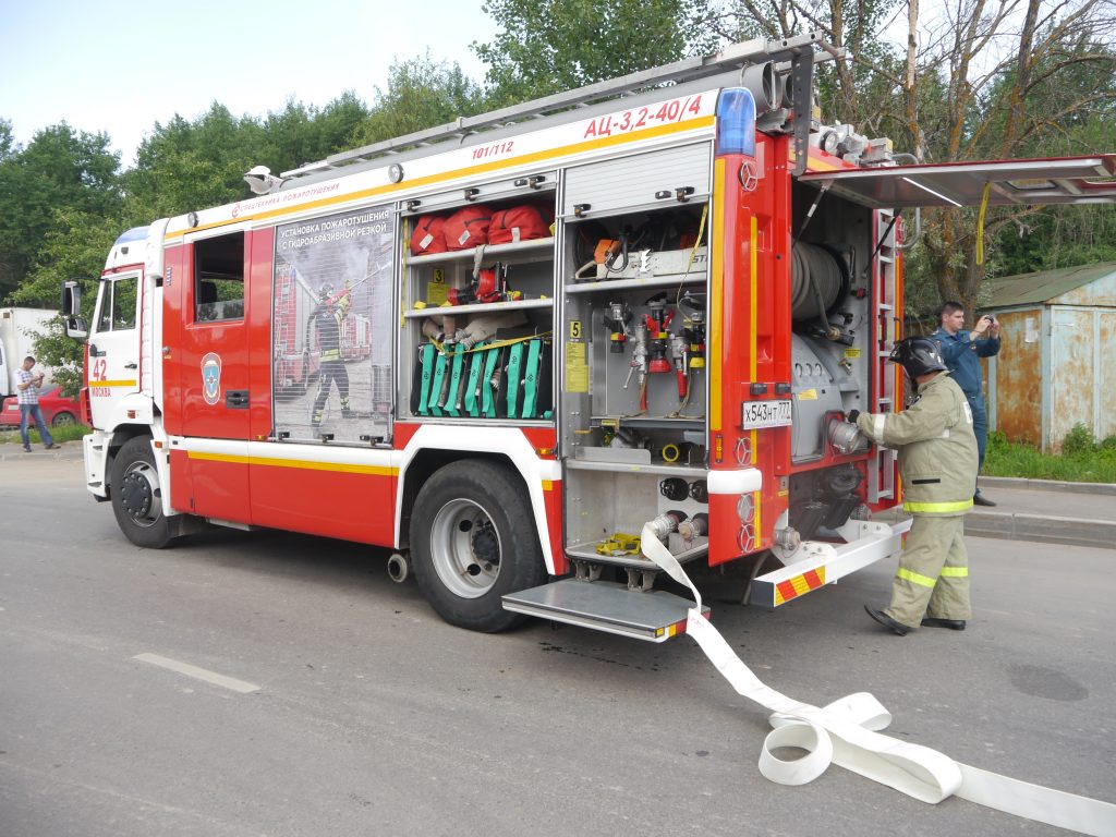 Четверо человек спасены на пожаре благодаря московским спасателям