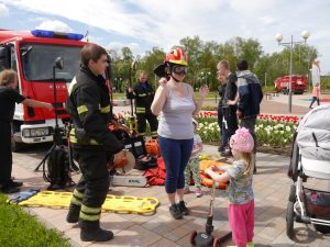 Пожарные познакомили всех с пожарно-спасательной техникой. Фото: Ирина Ким