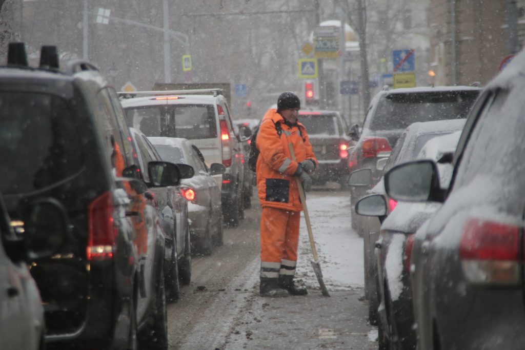 Коммунальщики Москвы борются с последствиями нового снегопада