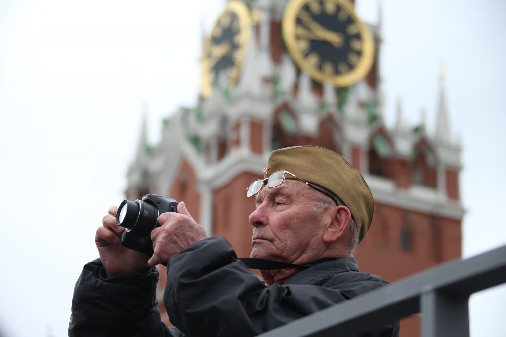 Ветеран Анатолий Живов делает фото на память. Фото: Владимир Смоляков