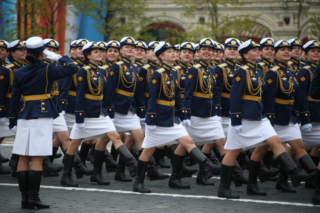 А девушки из Военного университета Министерства обороны РФ прошагали по плацу на Красной площади в новой форме. Фото: Владимир Смоляков