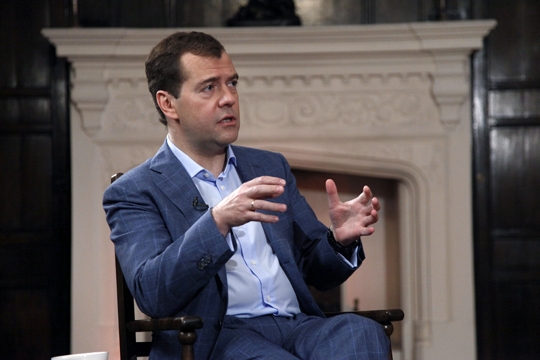 Премьер Медведев поручил сравнять МРОТ с прожиточным минимумом