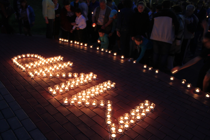Акция «Свеча памяти»: в Михайлово-Ярцевском выложат из зажженных свечей слово «Мир»