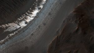 В основе марсианского снега — двуокись углерода. Фото: NASA