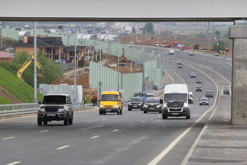 Новая магистраль станет осевой автомобильной дорогой Новой Москвы. Фото: Владимир Смоляков 