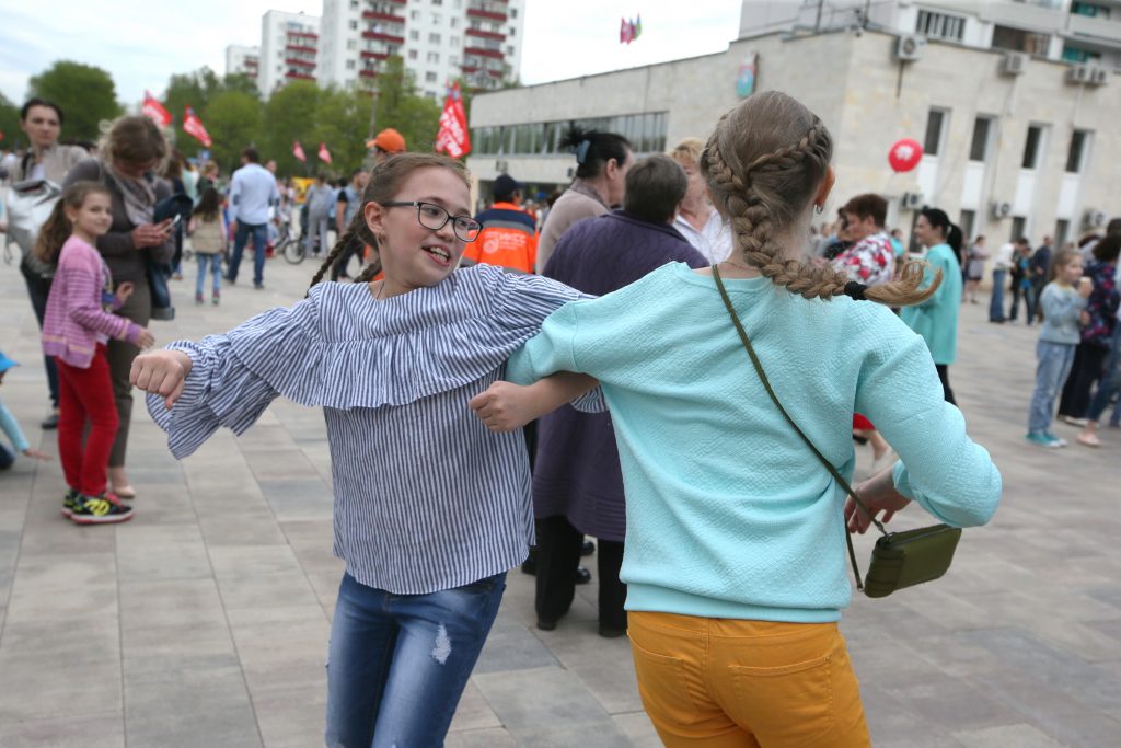 На открытой после реконструкции центральной площади перед Дворцом культуры 20 мая весь день проходили народные гулянья. Фото: Виктор Хабаров 