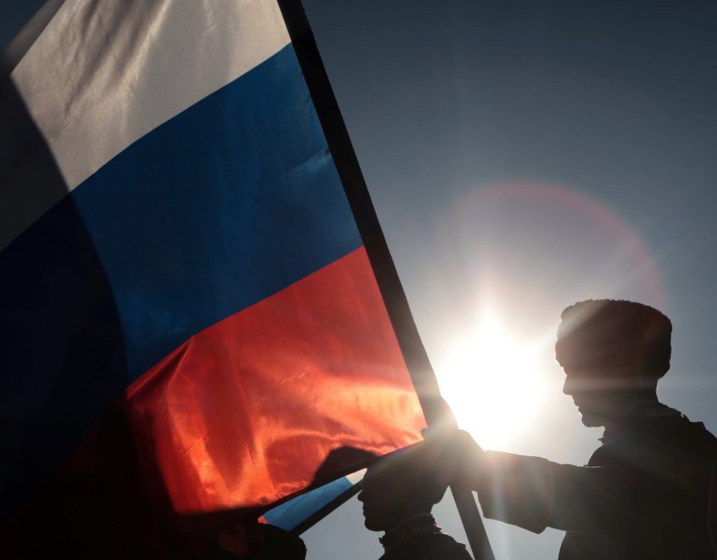 Триколор-рекордсмен развернули на Поклонной горе в День России