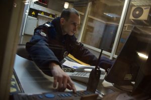 Патруль задержал дебошира в Останкинском парке. Фото: "Вечерняя Москва"