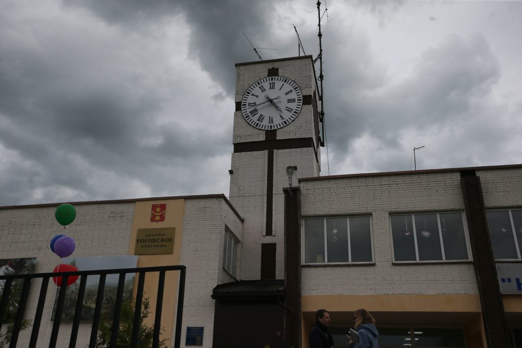 Первый бой курантов: часы на башне запустили в честь юбилея поселка Рогово