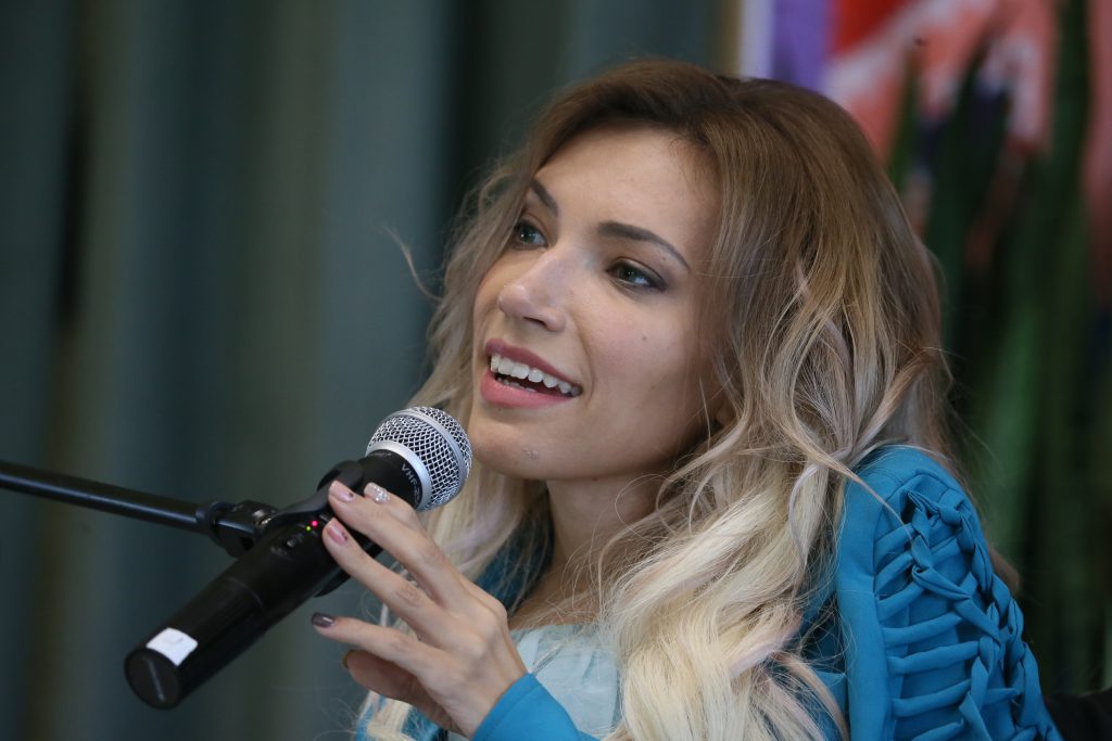 Певица Юлия Самойлова выступила в Филимонковском доме-интернате