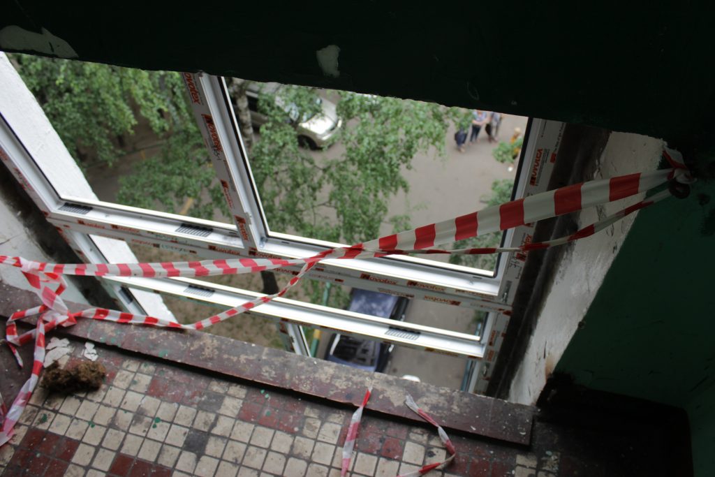 Окна обновили в подъездах двух жилых домов поселения Сосенское