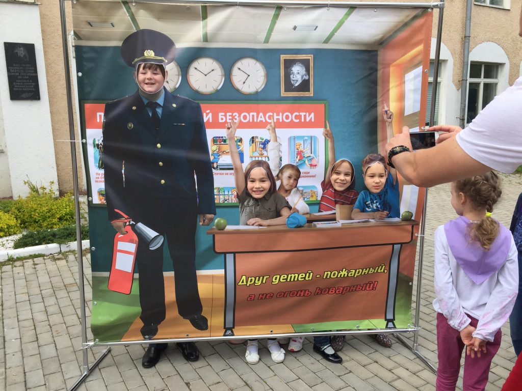 90 лет ГПН: Дети «НИКИ» поучаствовали в фотосессии с инспектором МЧС