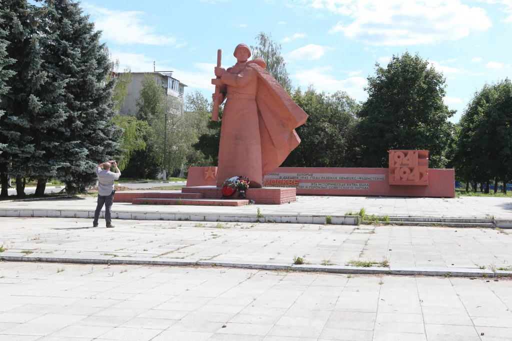 8 апреля 2016 года. Новофедоровское. Отреставрированный памятник победителю Великой Отечественной войны.