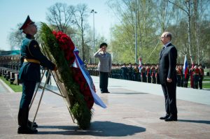 Глава государства почтил память защитников страны, отдавших жизнь за Победу в Великой Отечественной войне. Фото: Наталья Феоктистова