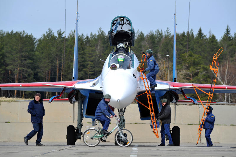Десять самолетов готовы к метеоразведке в День России