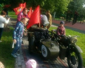 Колонна состояла из трех мотоциклов военных лет, одной ретро-машины с крышей из ткани, двух современных автомобилей и одного микроавтобуса. Фото: СДЦ «Маяк»
