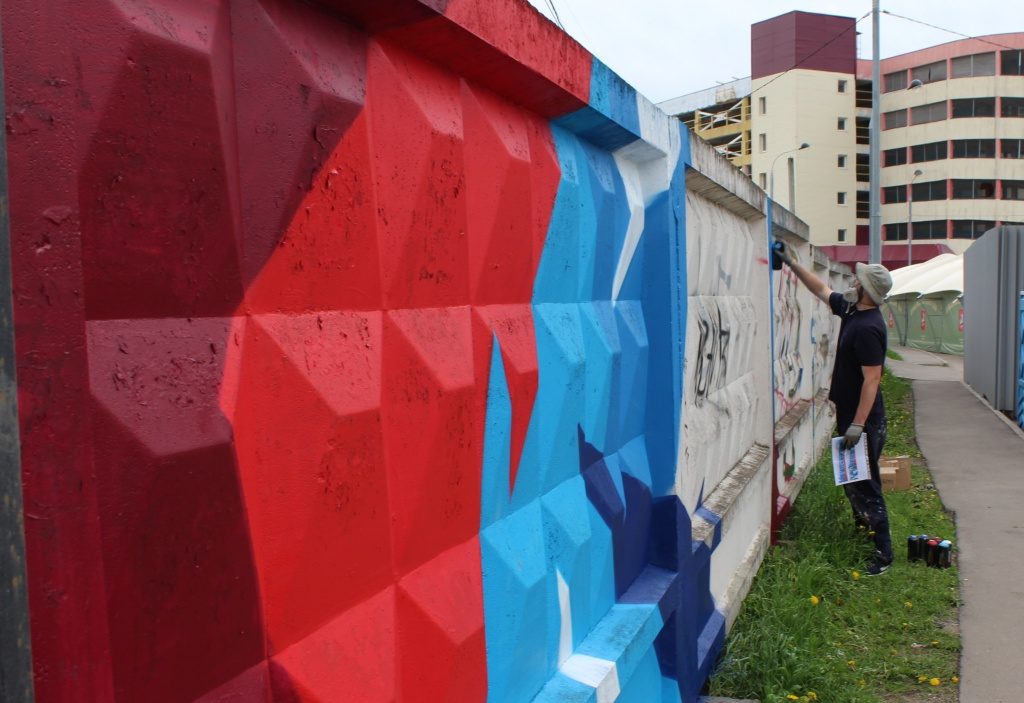 Молодежная палата Московского нарисовала большое граффити в честь Дня России. Фото: администрация поселения Московский