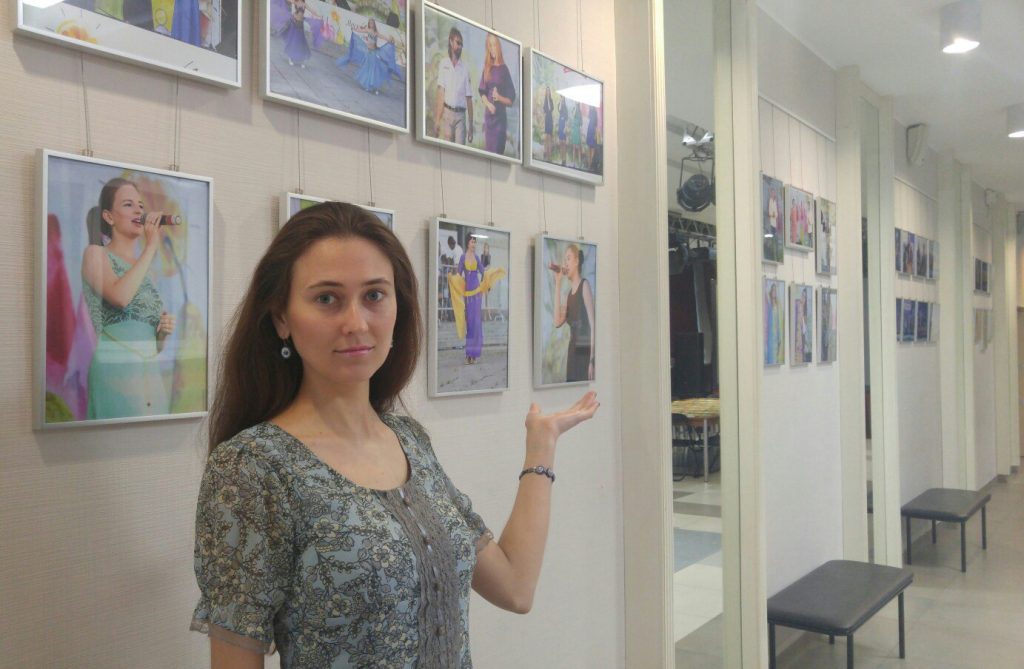 Ксения Лёвина на фоне своих работ в ДК Коммунарка. Фото: архив Ксении Лёвиной